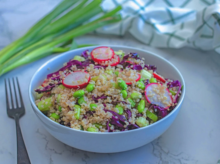 Quinoa-Salat mit Mango und Edamame