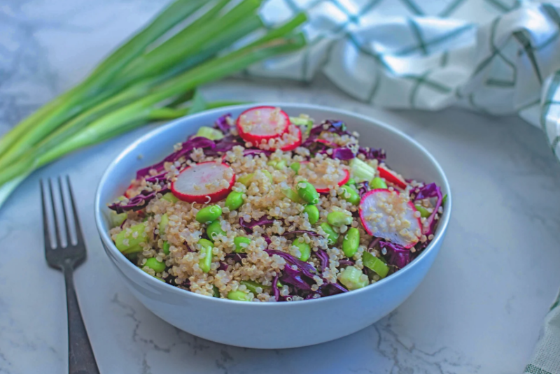 Quinoa-Salat mit Mango und Edamame