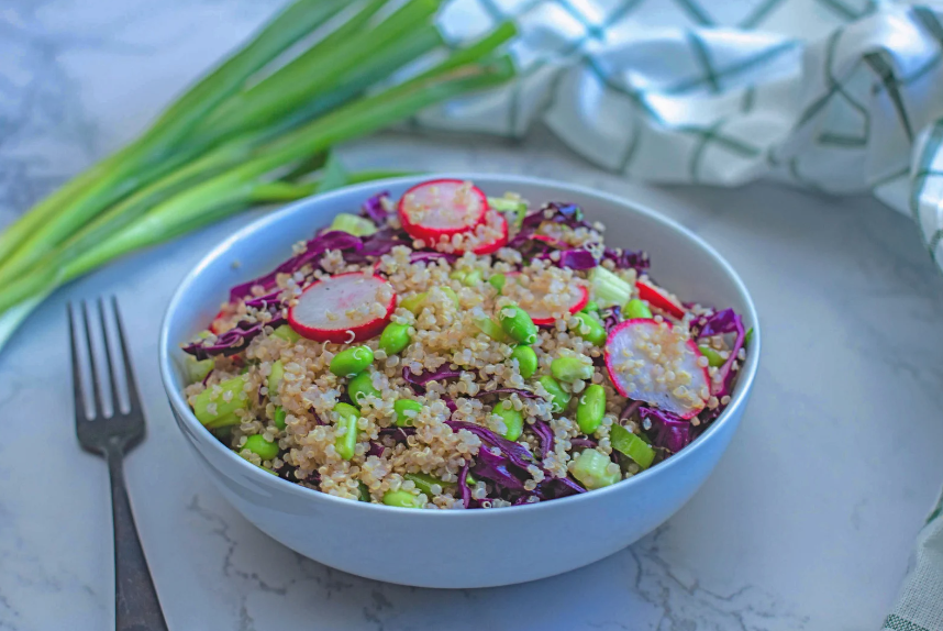 Quinoa-Salat mit Mango und Edamame