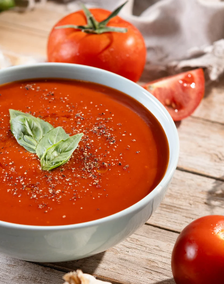 Tomatensuppe mit Basilikum und geröstetem Knoblauch
