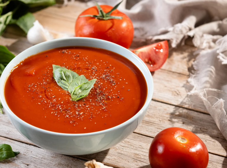 Tomatensuppe mit Basilikum und geröstetem Knoblauch