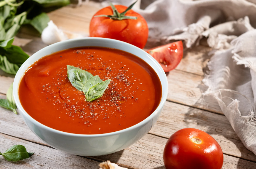 Tomatensuppe mit Basilikum und geröstetem Knoblauch