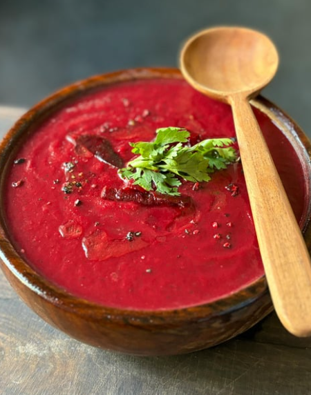 Rote-Bete-Suppe mit Meerrettich und Apfel