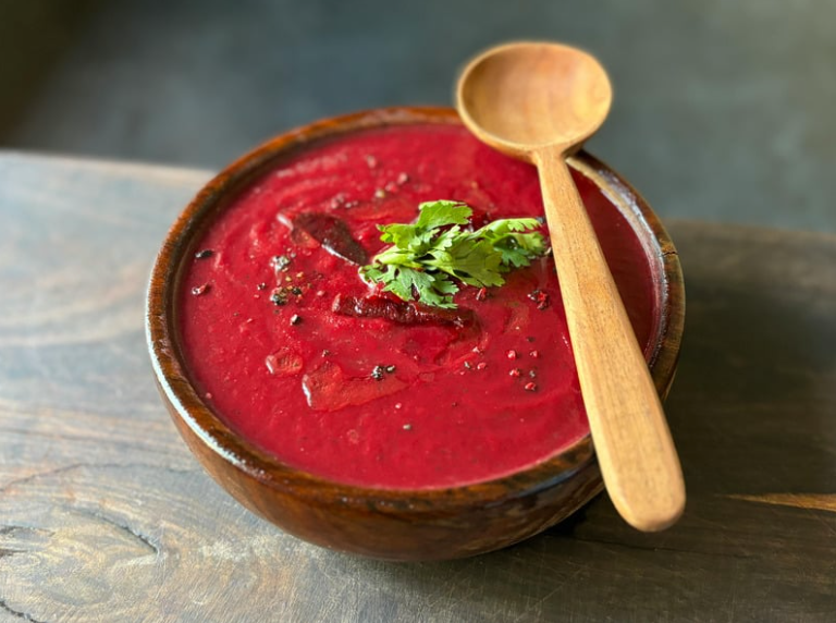 Rote-Bete-Suppe mit Meerrettich und Apfel