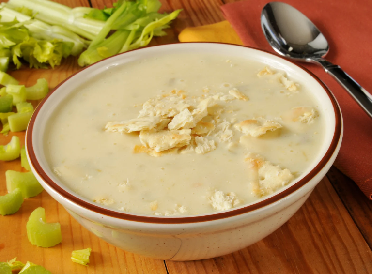 Sellerie-Apfel-Suppe mit Walnüssen