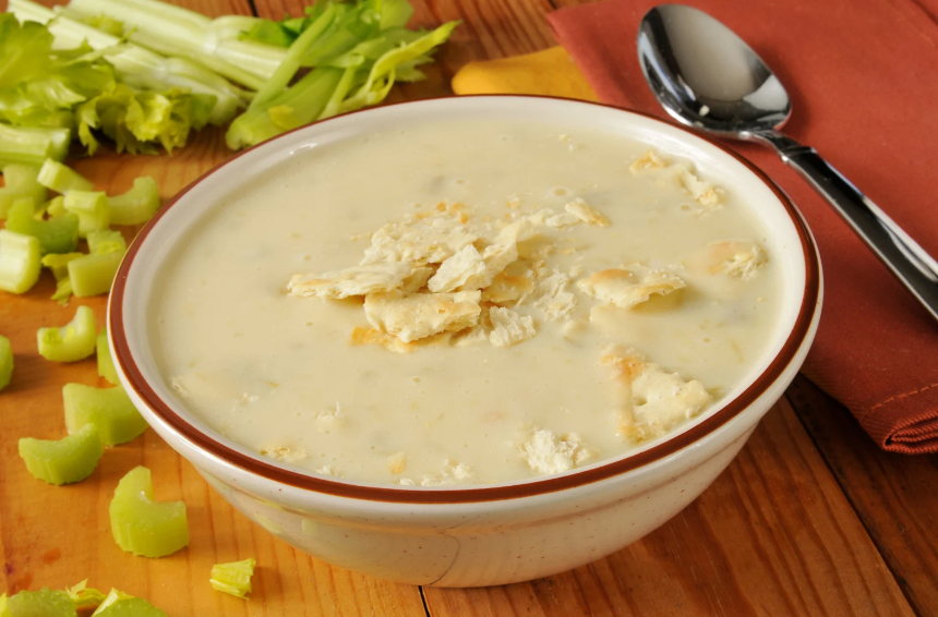 Sellerie-Apfel-Suppe mit Walnüssen
