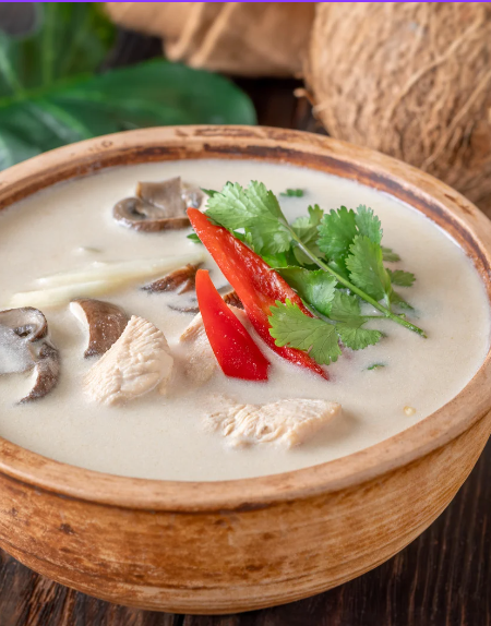 Tom Kha Suppe mit Gemüse und Kokosmilch