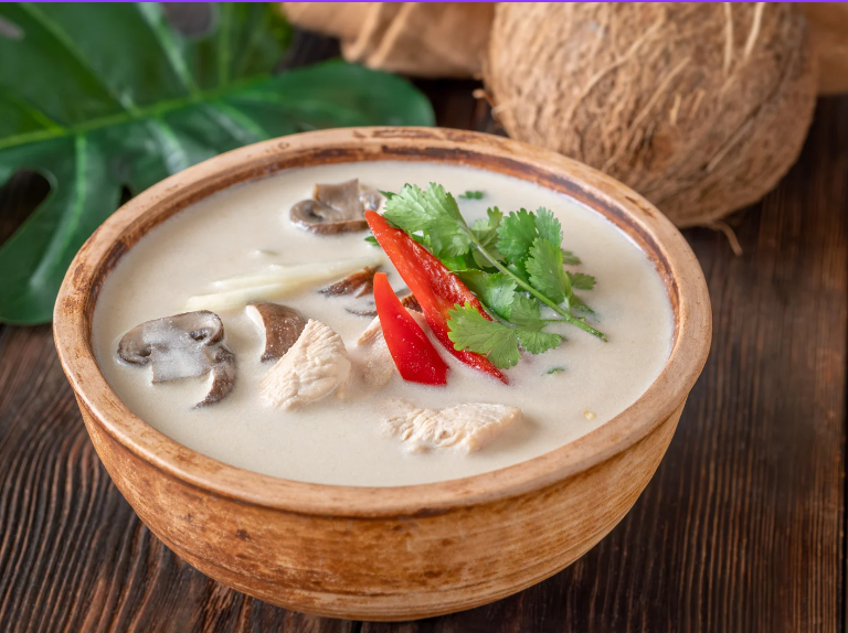 Tom Kha Suppe mit Gemüse und Kokosmilch