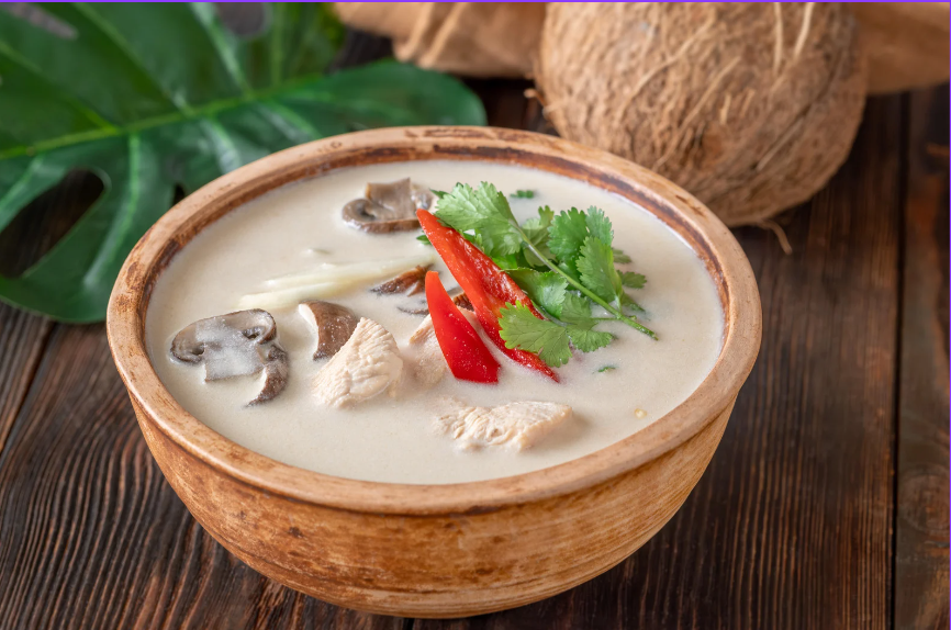Tom Kha Suppe mit Gemüse und Kokosmilch
