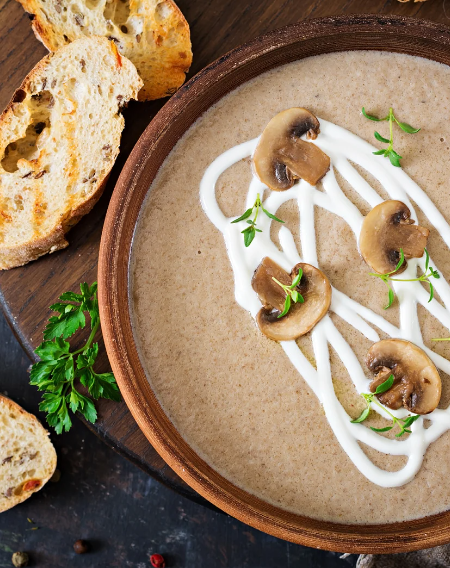 Pilzrahmsuppe mit Kräutern