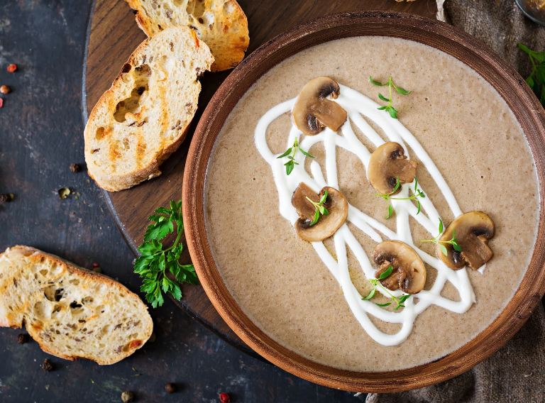 Pilzrahmsuppe mit Kräutern