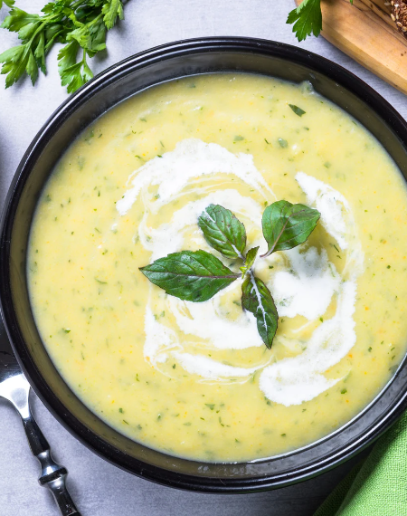 Zucchini-Suppe mit Minze und Zitrone
