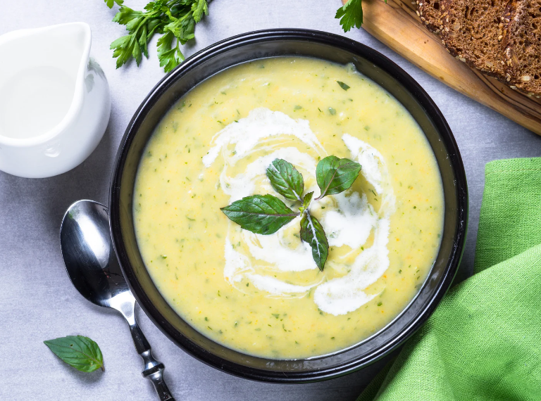 Zucchini-Suppe mit Minze und Zitrone