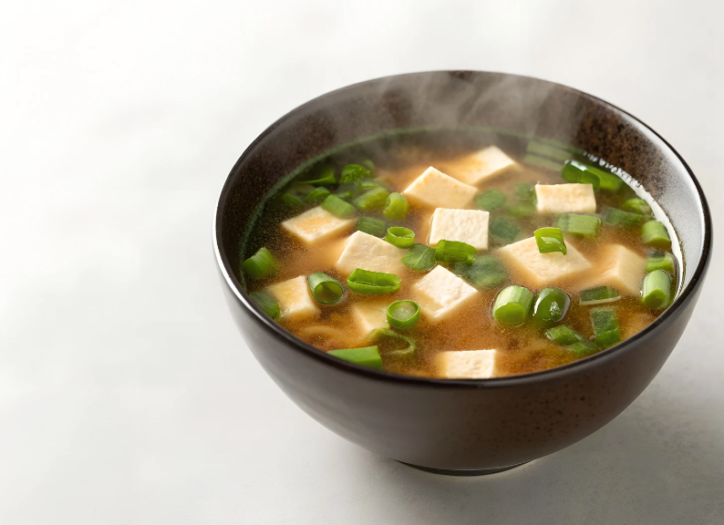 Asiatische Miso-Suppe mit Tofu und Algen