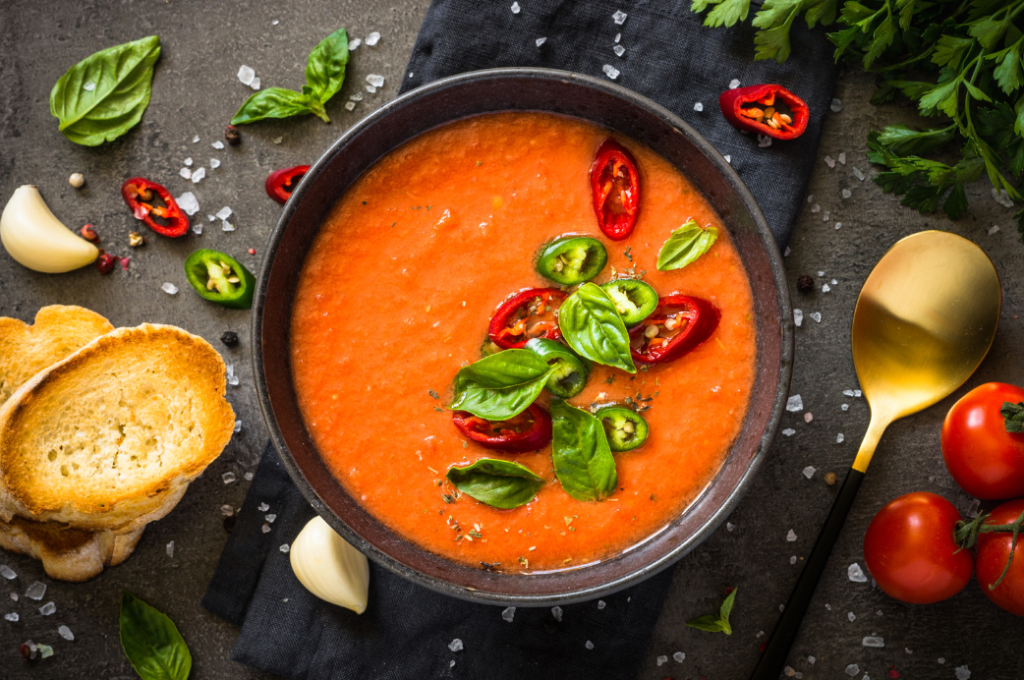 Italienische Tomatensuppe mit Basilikum
