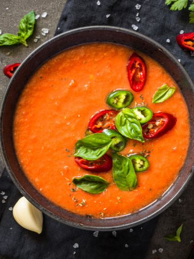 Italienische Tomatensuppe mit Basilikum