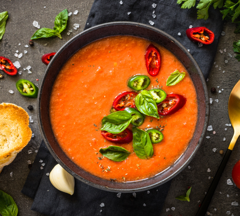 Italienische Tomatensuppe mit Basilikum