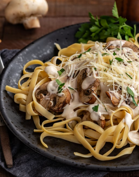 Pasta mit Pilzen und Kräutersahne