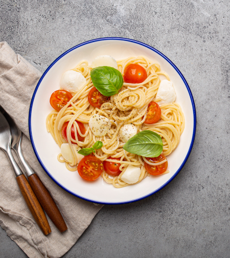 Pasta mit Tomaten, Mozzarella und Basilikum