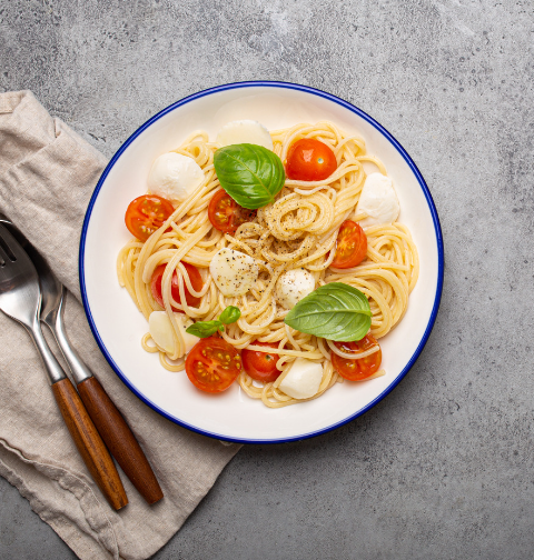 Pasta mit Tomaten, Mozzarella und Basilikum