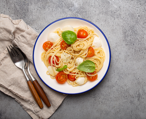 Pasta mit Tomaten, Mozzarella und Basilikum