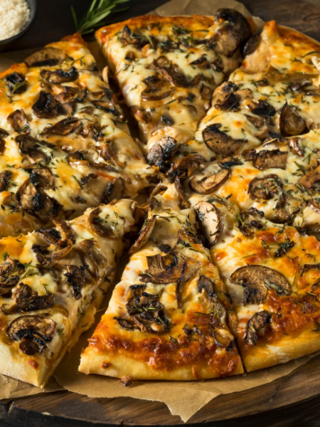 Pizza ai Funghi – mit Champignons & Kräutern