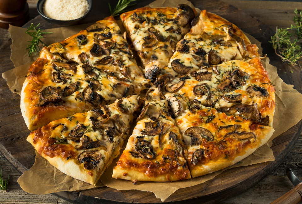 Pizza ai Funghi – mit Champignons & Kräutern