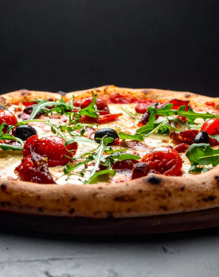 Pizza al Pesto Rosso – mit getrockneten Tomaten & Rucola