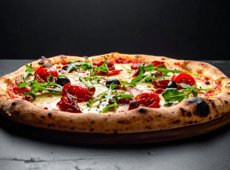 Pizza al Pesto Rosso – mit getrockneten Tomaten & Rucola