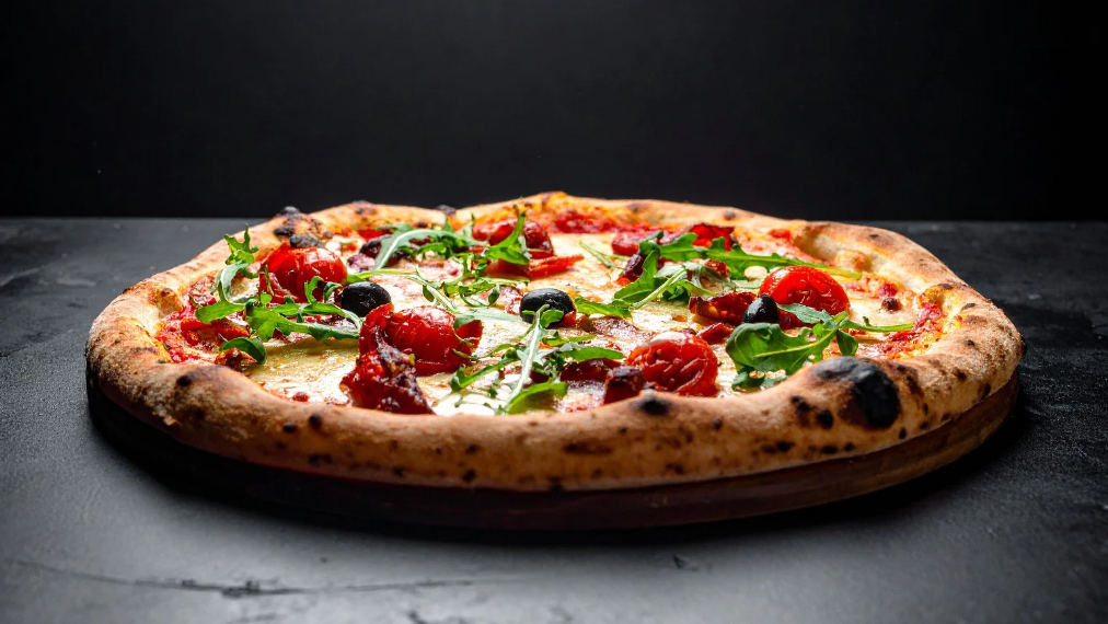 Pizza al Pesto Rosso – mit getrockneten Tomaten & Rucola