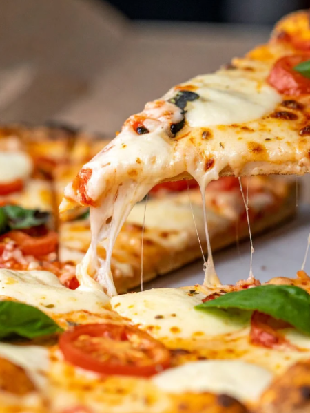 Pizza Caprese – mit Tomaten, Mozzarella & Basilikum