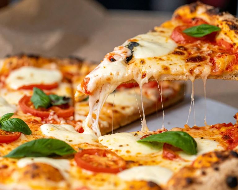 Pizza Caprese – mit Tomaten, Mozzarella & Basilikum