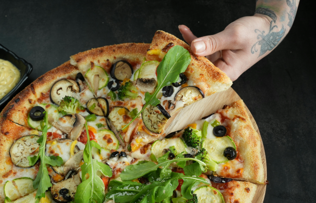 Pizza Mediterranea – mit Oliven, Zucchini & Paprika