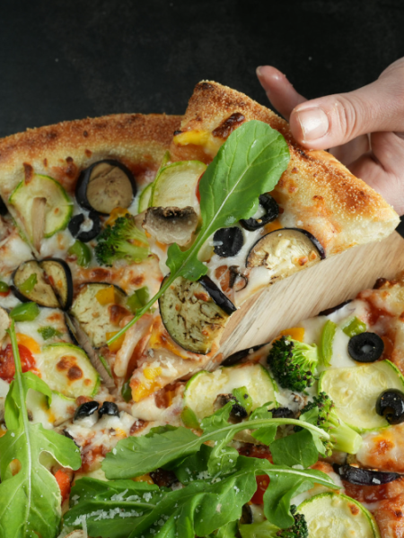 Pizza Mediterranea – mit Oliven, Zucchini & Paprika