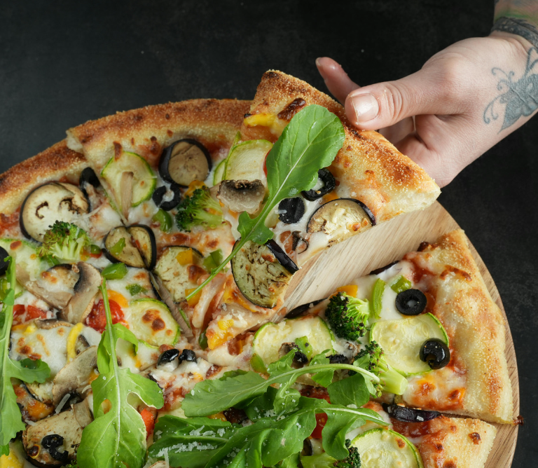 Pizza Mediterranea – mit Oliven, Zucchini & Paprika