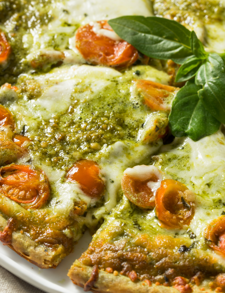Pizza Pesto Genovese – mit Basilikum-Pesto & Kirschtomaten