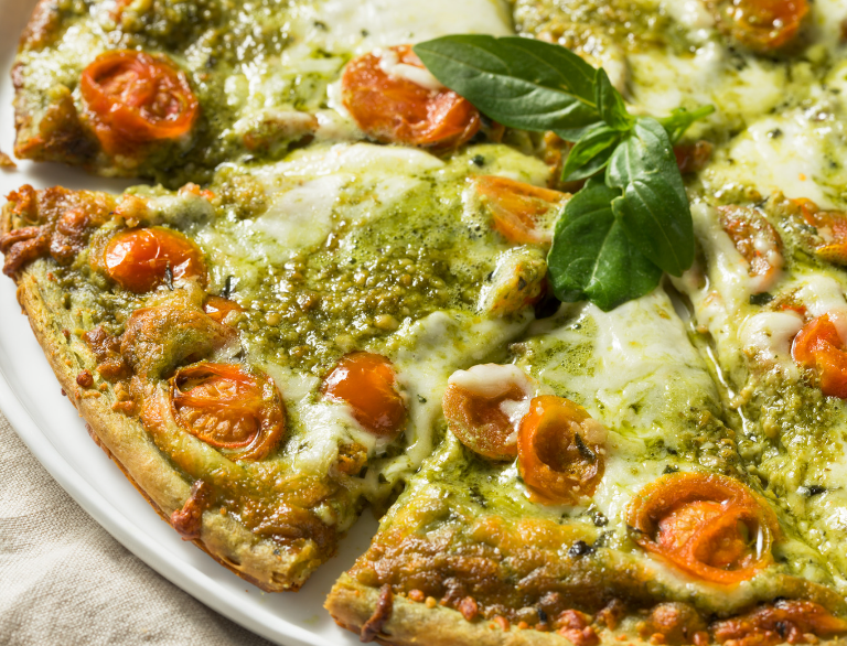 Pizza Pesto Genovese – mit Basilikum-Pesto & Kirschtomaten