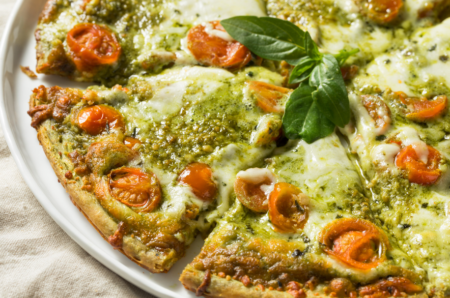 Pizza Pesto Genovese – mit Basilikum-Pesto & Kirschtomaten