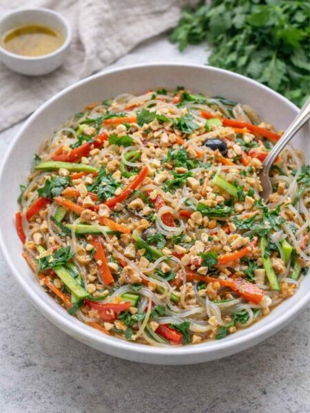 Asiatischer Glasnudelsalat mit Erdnuss-Dressing