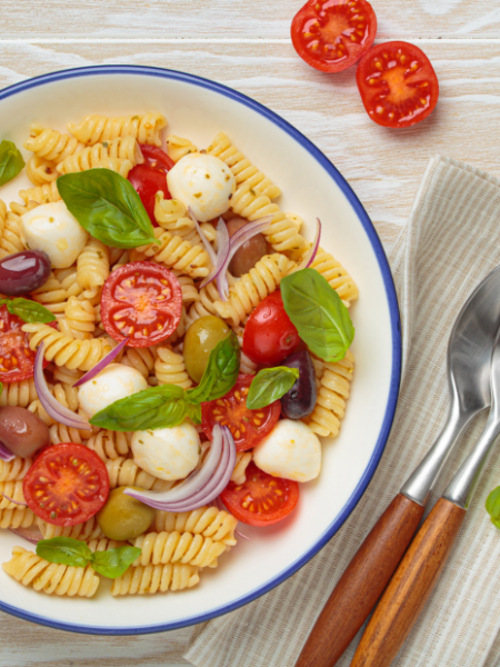 Italienischer Nudelsalat mit Mozzarella und Basilikum