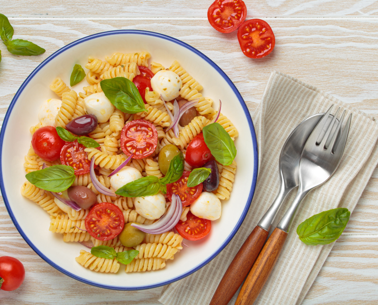 Italienischer Nudelsalat mit Mozzarella und Basilikum