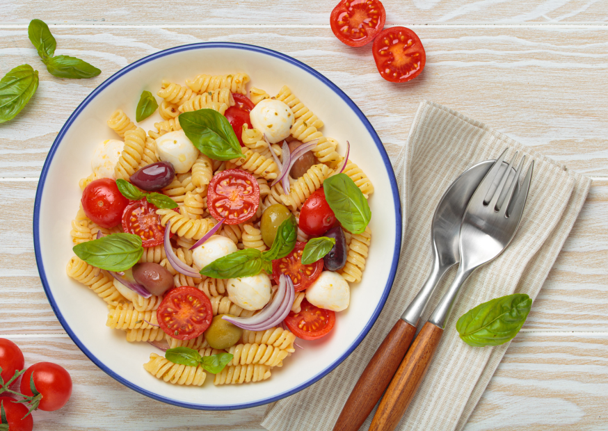Italienischer Nudelsalat mit Mozzarella und Basilikum