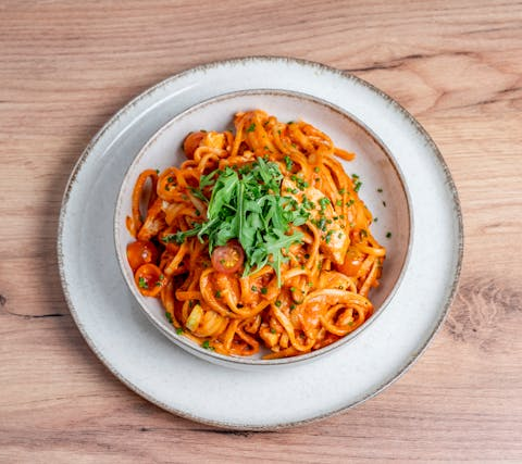 Pasta mit getrockneten Tomaten und Rucola