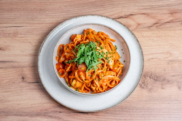 Pasta mit getrockneten Tomaten und Rucola