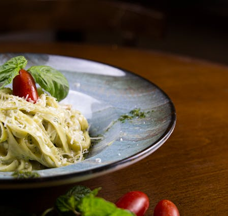 Pasta mit Zitronen-Ricotta-Sauce und Basilikum