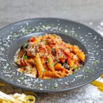 Pasta mit Auberginen und Tomatensauce