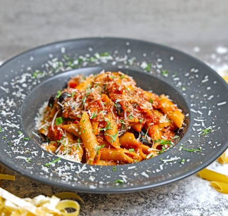 Pasta mit Auberginen und Tomatensauce