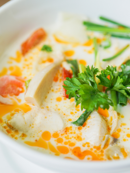 Tom Kha Suppe mit Gemüse und Kokosmilch
