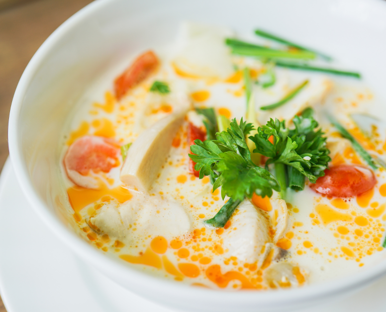 Tom Kha Suppe mit Gemüse und Kokosmilch