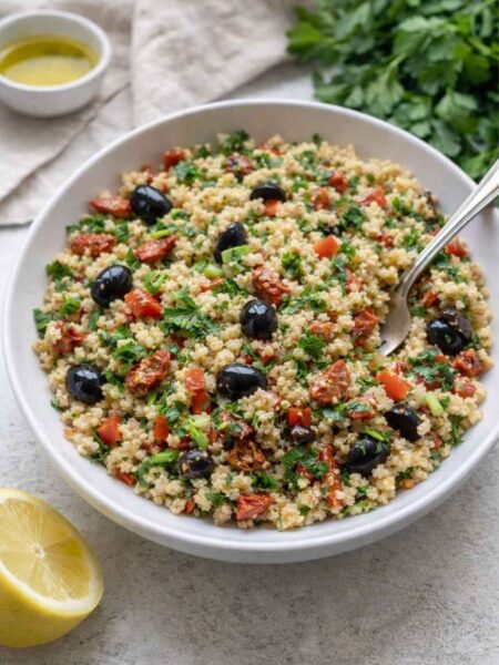 Mediterraner Bulgursalat mit getrockneten Tomaten und Oliven